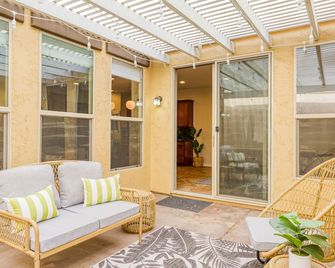 Piece of Provence - Glendale - Patio