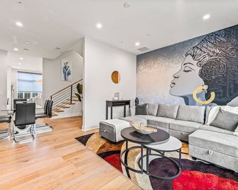 Stylish Midtown Home w Rooftop Views by Silverx - Atlanta - Wohnzimmer