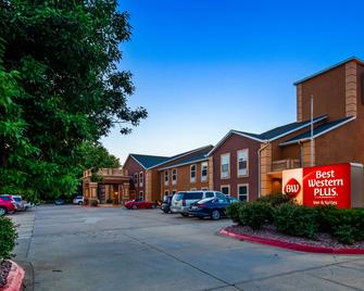 Best Western Plus Midwest Inn & Suites - Salina - Building