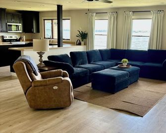 Hummingbird House: Sleeps 20 Relax and Connect in a Large Private Lakefront Home - Storm Lake - Sala de estar