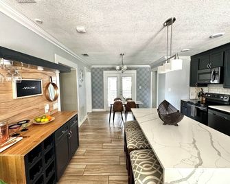 Modern Peaceful Pool Home, 25 Mins To Theme Parks! - St. Cloud - Cocina