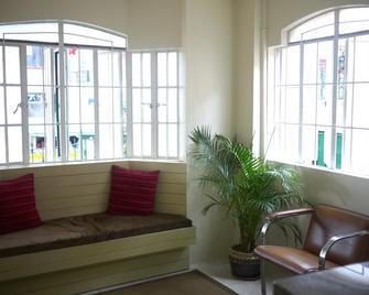 1 River Central Hostel - Makati - Living room