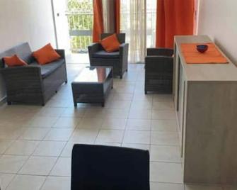 Apartment in the center of Pointe-A-Pitre - Pointe-à-Pitre - Living room