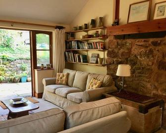 Sunny Secret Garden 3 bed Cottage Near Exeter. Village Location - Exeter - Living room
