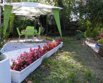 Apartment In The Garden Of Historical Monument Of 5000 Years - Saumur - Patio