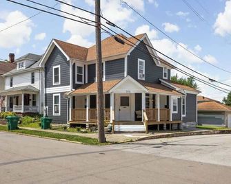 New Castle Getaway with Fireplace Garage & Near Attractions-Family Friendly - New Castle - Building