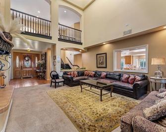 Lakeside Mansion Waterfront 34 beds Boat ramp - Lake Elsinore - Salon