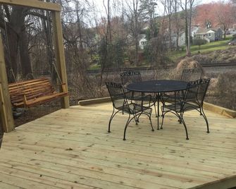 Welcome to the Wonderfully Comfortable, Caboose at CVille Cottage - Charlottesville - Patio