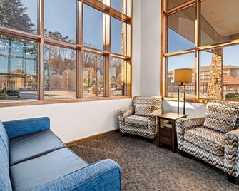 Quality Inn and Suites at Dollywood Lane - Pigeon Forge - Living room