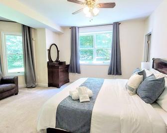 Urban Oasis I Large 2bd/1ba I Surrounded by Nature I 30 mins to DC - Springfield - Bedroom
