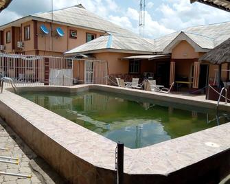 Gen-Preston Hotel and Suites - Ifo - Piscina