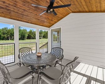 Adorable 1 bedroom tiny home w/ loft situated on 156 acres in Shelbyville, TN - Shelbyville - Balkon