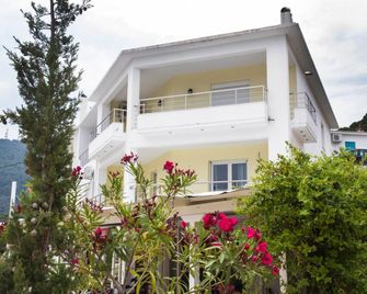 Iridanos Apartments - Скіатос - Будівля