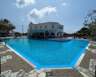 The Three Anchors Rooms - Agios Georgios - Zwembad