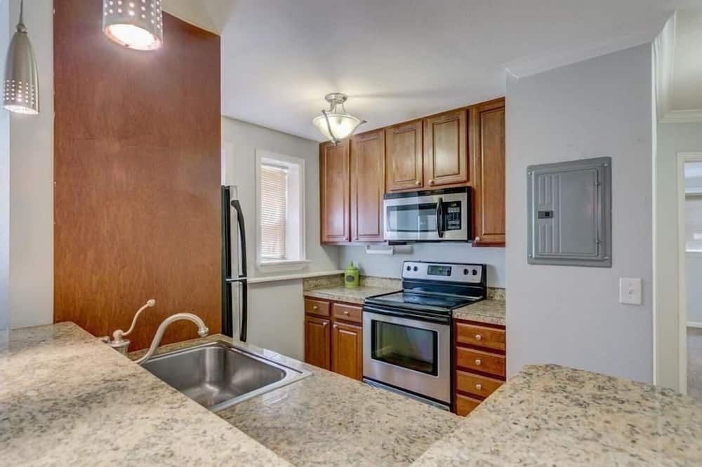 Centrally located cozy 2 bedroom 1 bath condo next to large park - דנבר - מטבח