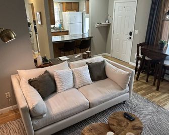 Cozy Lake Stevens family bungalow: peaceful & quiet with a serene backyard. - Lake Stevens - Living room