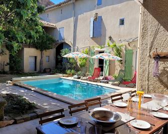 Maison de village du XVII siècle en Camargue - Le Cailar - Piscina