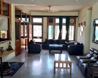 Tirch Mir View Hotel Chitral - Chitral - Lounge