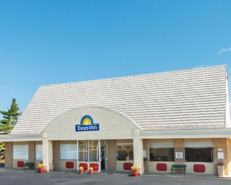 Days Inn by Wyndham Frankfort - Frankfort - Building