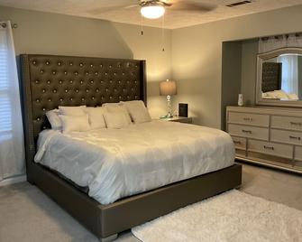 Renovated 3bedroom 2.5bath 2 Story House - Lawrenceville - Bedroom