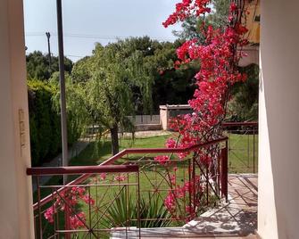 Α quiet place especialy for families only 10mnt walking from nightlife andbeach - Marathon - Balkon