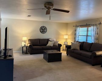 Stay at our spacious 4-bedroom 2 bathroom house in Childress with AC. - Childress - Living room