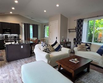 Stunning New Custom-Built Home, 12' Ceilings, Chef's Kitchen, and Fruit Orchard - Redwood City - Living room