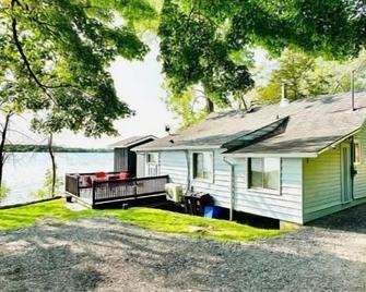 Private Beach Waterfront Cottage - Napanee - Budova