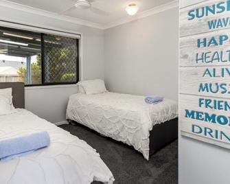 Family Holiday Home At Sandstone Point - Sandstone Point - Bedroom