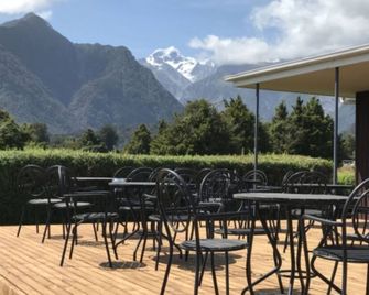 High Peaks Hotel - Fox Glacier - Patio