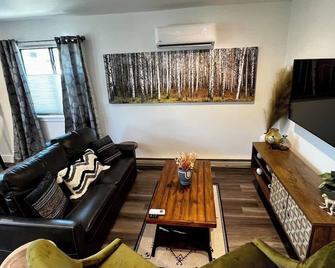 Brand New Loft in the Heart of Downtown Bozeman - Bozeman - Living room