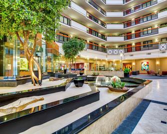 Embassy Suites by Hilton Louisville East - Louisville - Hành lang
