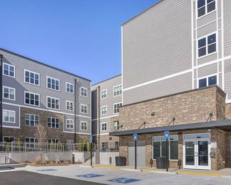 Cozy 1 bedroom to share in peaceful Downtown College Park Midrise - College Park - Building