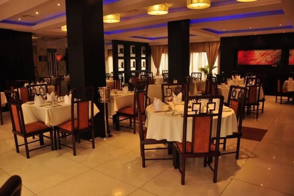 أوو كراون هوتل