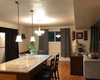 Spacious living space - Kirkland - Dining room