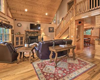 Gated Community w/ Perks: Cozy Sparta Cabin! - Sparta - Sala de estar