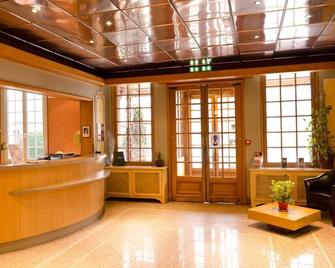 Le Continental - Forges-les-Eaux - Front desk