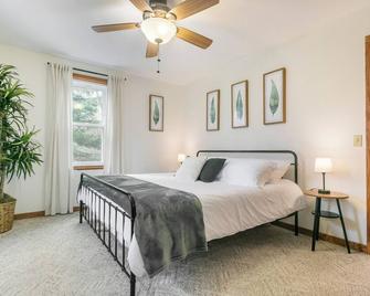 Summer Woods Family Retreat w Game Room - Near Devil’s Lake, Mirror Lake & Dells - Portage - Ložnice