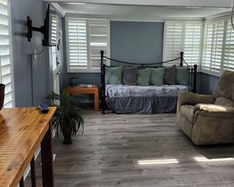Riverfront Cottage - Fox River Grove - Sala de estar