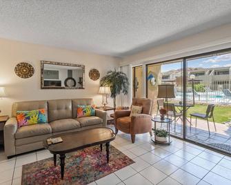 Palm Springs Charming Ground Floor Condo by the pool - Palm Springs - Sala de estar