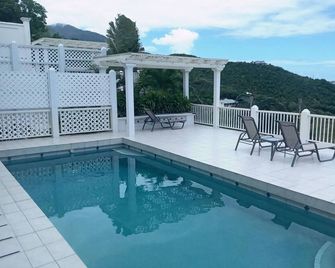 Poolside Veranda Suite at Eden Villa.. Private Pool, Suzuki jeep. 1-3 Guests. - Newcastle - Piscine