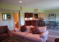 Beautiful Golf Course Property - Lower Level For Rent - Omaha - Living room