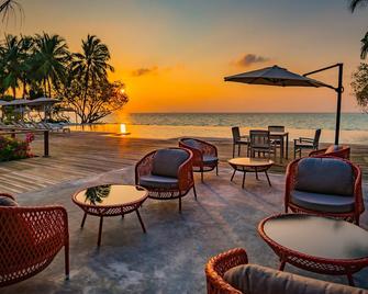 Fiyavalhu Maldives - Mandhoo - Innenhof