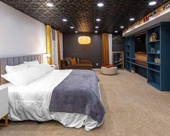 Dapper Deco • Private Basement - Kalamazoo - Bedroom
