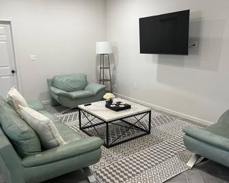 Lovely 3 bedroom rental unit close to the River and Lake! - Tahlequah - Living room