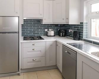 Cherry Tree Cottage, Family Friendly In Castlebar, County Mayo - Castlebar - Kitchen