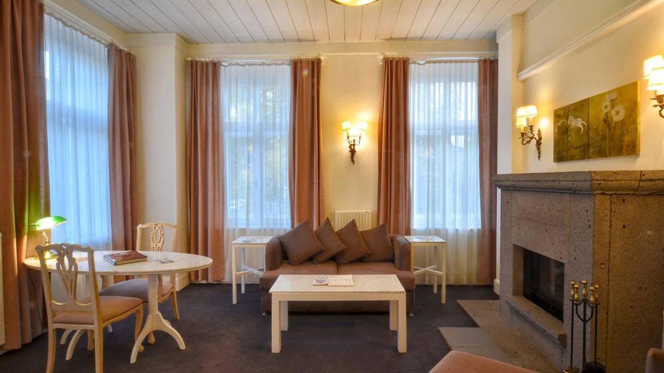 Kar's Hotel