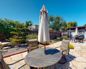 Updated Del Rey Oaks Haven | Outdoor Living | Walk to Park & 5 Min to Beach - Monterey - Innenhof