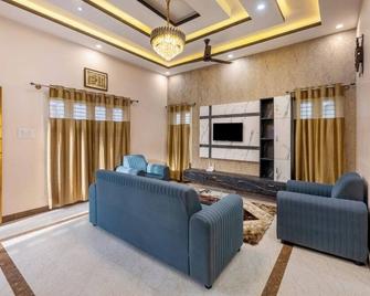 Brickmark Serviced Apartments - Mysore - Living room