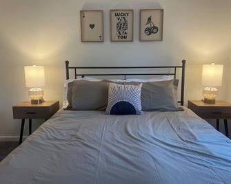 Family Friendly Mid Century Home in the heart of Texarkana TX - Texarkana - Bedroom